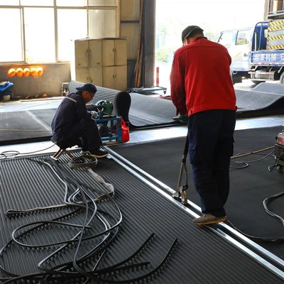 Gumi szűrőszíjak víztelenítő horonnyal és lyukakkal